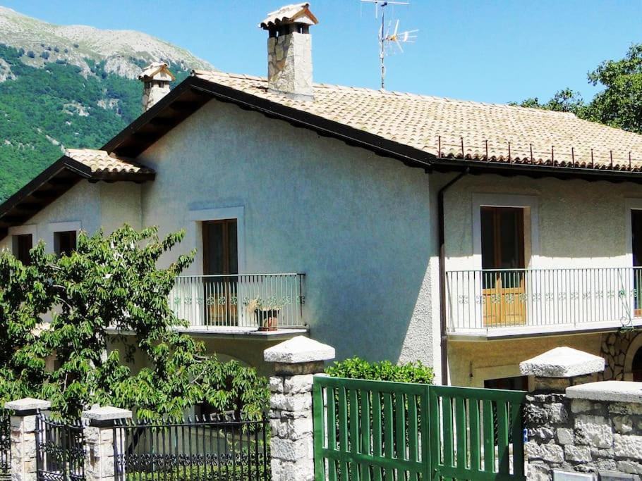 Villa A Due Passi Dai Lupi Civitella Alfedena Exterior foto