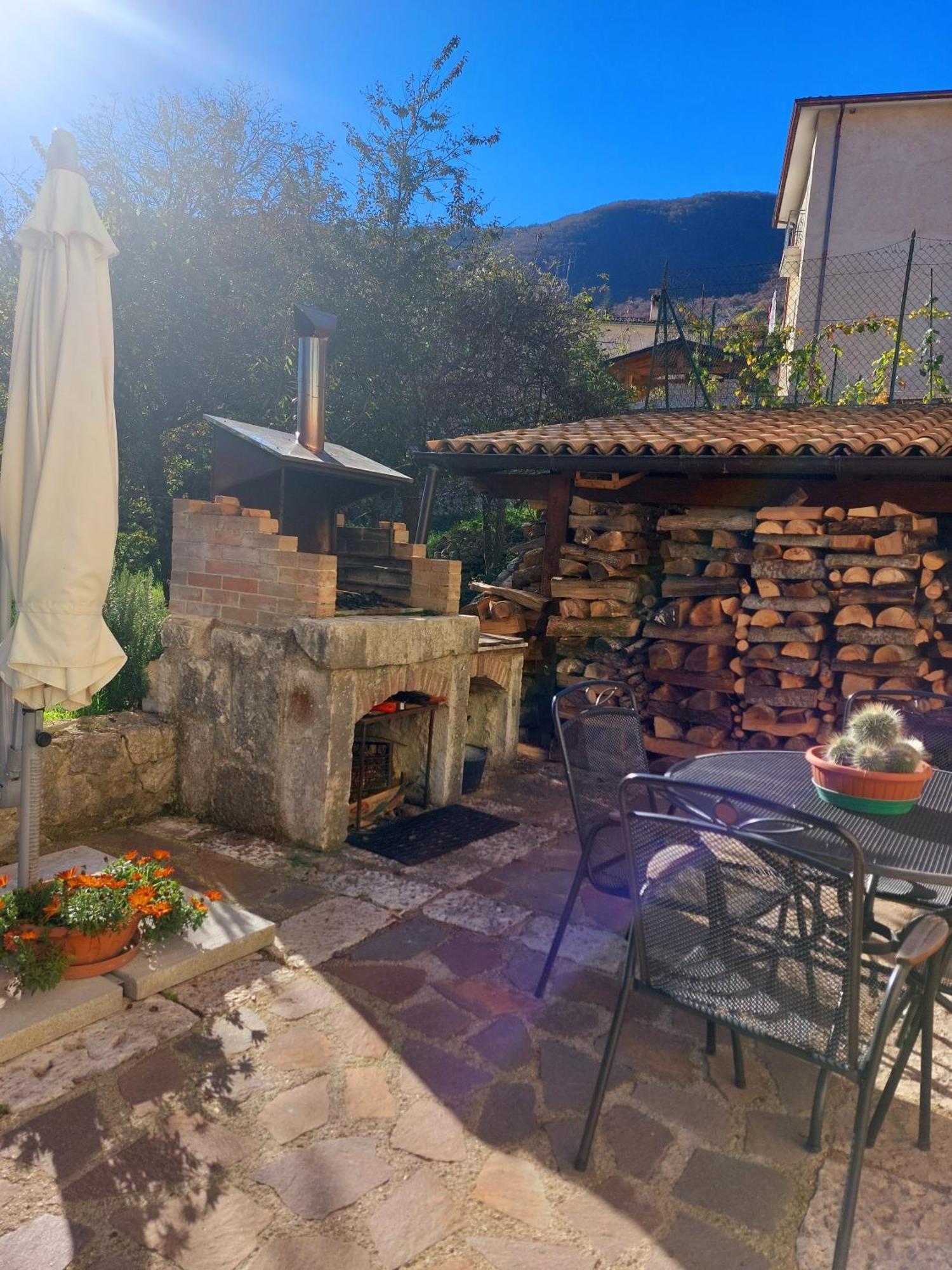 Villa A Due Passi Dai Lupi Civitella Alfedena Exterior foto